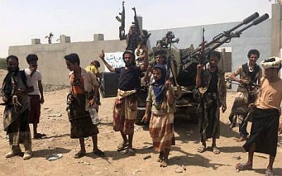 Les forces pro-gouvernementales yéménites soutenues par la coalition dirigée par l'Arabie saoudite contre les rebelles Houthis dans la région de l'aéroport d'Hodeida, le 18 juin 2018. (Crédit : AFP/NABIL HASSAN)