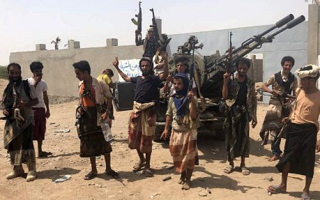 Les forces pro-gouvernementales yéménites soutenues par la coalition dirigée par l'Arabie saoudite contre les rebelles Houthis dans la région de l'aéroport d'Hodeida, le 18 juin 2018. (Crédit : AFP/NABIL HASSAN)