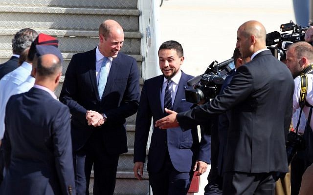 Prince William (g) est accueilli à l'aéroport militaire Marka d'Amman par le prince héritier jordanien Hussein bin Abdallah le 24 juin 2018. (Crédit ; AFP / KHALIL MAZRAAWI)