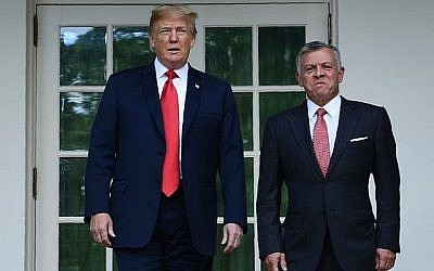 Le roi Abdallah II (d) de Jordanie est accueilli par le président américain Donald Trump à la Maison Blanche le 25 juin 2018. (Crédit : AFP / Brendan Smialowski)