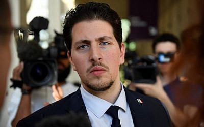 Jonathan, victime d'une attaque antisémite en 2014, à Créteil, au premier jour du procès de ses agresseurs, à la Cour d'Assises de Créteil, le 26 juin 2018. (Crédit : AFP/Eric FEFERBERG)