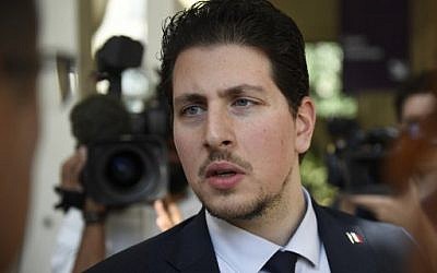 Jonathan, victime d'une attaque antisémite en 2014, à Créteil, au premier jour du procès de ses agresseurs, à la Cour d'Assises de Créteil, le 26 juin 2018. (Crédit : AFP/Eric FEFERBERG)