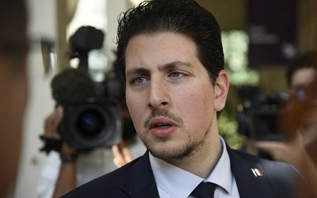 Jonathan, victime d'une attaque antisémite en 2014, à Créteil, au premier jour du procès de ses agresseurs, à la Cour d'Assises de Créteil, le 26 juin 2018. (Crédit : AFP/Eric FEFERBERG)