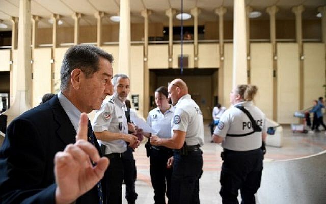 Le père de Jonathan, l'une des victimes d'un acte antisémite en 2014, à Créteil, au premier jour du procès de ses agresseurs, à la Cour d'Assises de Créteil, le 26 juin 2018. (Crédit : AFP/Eric FEFERBERG)