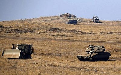 Des véhicules blindés israéliens sont vus lors d'un exercice militaire sur le plateau du Golan, près de la frontière syrienne, le 26 juin 2018. (AFP PHOTO / JALAA MAREY)