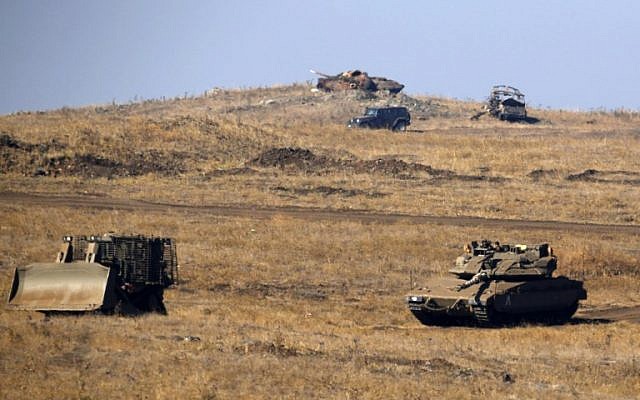Des véhicules blindés israéliens sont vus lors d'un exercice militaire sur le plateau du Golan, près de la frontière syrienne, le 26 juin 2018. (AFP PHOTO / JALAA MAREY) Des véhicules blindés israéliens sont vus lors d'un exercice militaire sur le plateau du Golan, près de la frontière syrienne, le 26 juin 2018. (AFP PHOTO / JALAA MAREY)