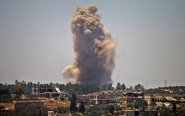 De la fumée émane de zones attribuées à l'opposition, après des frappes du régime, dans la province de Deraa, en Syrie, le 27 juin 2018. (Crédit :AFP / Mohamad ABAZEED) De la fumée émane de zones attribuées à l'opposition, après des frappes du régime, dans la province de Deraa, en Syrie, le 27 juin 2018. (Crédit :AFP / Mohamad ABAZEED)