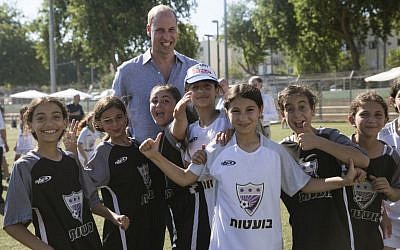 Le prince William avec des jeunes juifs et et arabes lors d'un match de foot au stade Neve Golan, à  Jaffa, le 26 juin 2018. (Crédit : AFP / POOL / Heidi Levine)