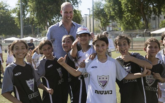 Le prince William avec des jeunes juifs et et arabes lors d'un match de foot au stade Neve Golan, à  Jaffa, le 26 juin 2018. (Crédit : AFP / POOL / Heidi Levine)