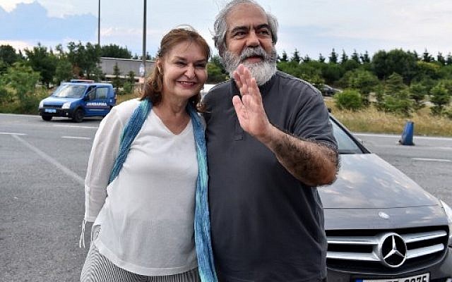 Le journaliste turc Mehmet Altan avec sa femme Umit Altan à sa libération de prison, à Istanbul, le 27 juin 2018 (Crédit : AFP/ DOGAN NEWS AGENCY / Ibrahim MASE / Turkey OUT= Le journaliste turc Mehmet Altan avec sa femme Umit Altan à sa libération de prison, à Istanbul, le 27 juin 2018 (Crédit : AFP/ DOGAN NEWS AGENCY / Ibrahim MASE / Turkey OUT=