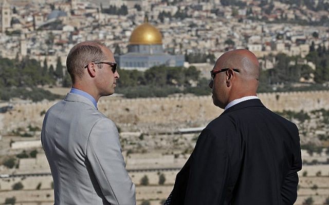 Le prince William avec un guide, au mont des Oliviers, avec vue sur la Vieille Ville de Jérusalem, le 28 juin 2018 (Crédit : AFP / POOL / Thomas COEX) Le prince William avec un guide, au mont des Oliviers, avec vue sur la Vieille Ville de Jérusalem, le 28 juin 2018 (Crédit : AFP / POOL / Thomas COEX)