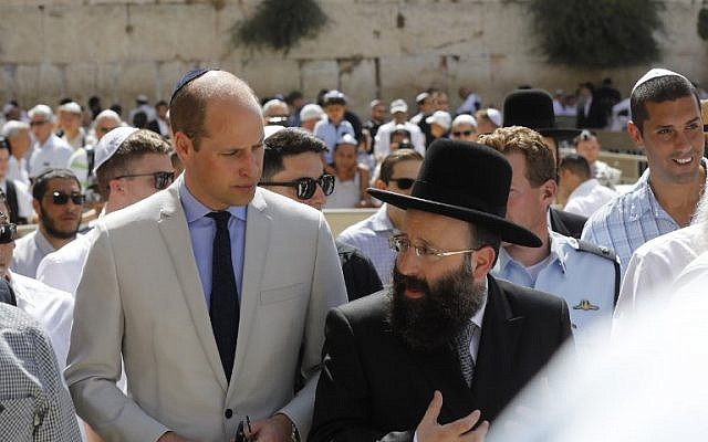 Le prince William avec le rabbin Shmuel Rabinovitch au mur Occidental, dans la Vieille Ville de Jérusalem, le 28 juin 2018. (Crédit : AFP / Menahem KAHANA) Le prince William avec le rabbin Shmuel Rabinovitch au mur Occidental, dans la Vieille Ville de Jérusalem, le 28 juin 2018. (Crédit : AFP / Menahem KAHANA)