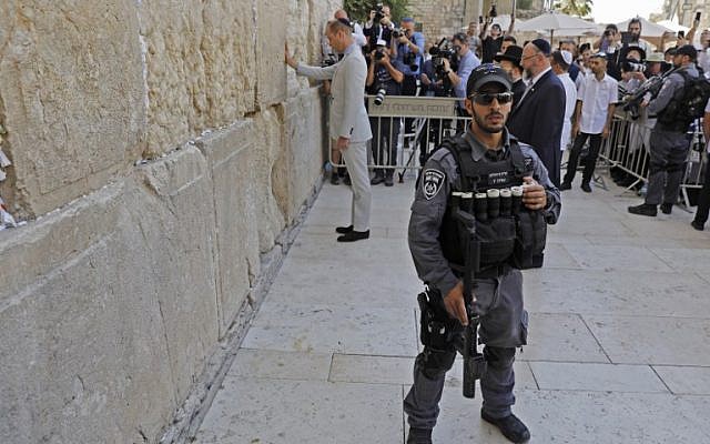 Un policier israélien au mur Occidental pendant la visite du prince William, dans la Vieille Ville de Jérusalem, le 28 juin 2018. (Crédit : AFP / Menahem KAHANA) Un policier israélien au mur Occidental pendant la visite du prince William, dans la Vieille Ville de Jérusalem, le 28 juin 2018. (Crédit : AFP / Menahem KAHANA)