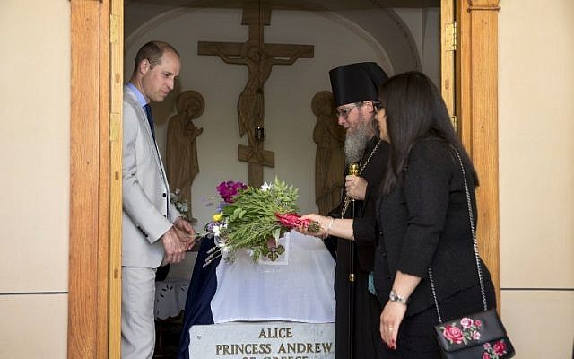 Le prince William visite la tombe de son arrière grand-mère, la princesse Alice de Battenberg, pendant une visite de l’église Marie-Madeleine, à Jérusalem-Est, le 28 juin 2018. (Crédit : AFP/ POOL / Sebastian Scheiner) Le prince William visite la tombe de son arrière grand-mère, la princesse Alice de Battenberg, pendant une visite de l’église Marie-Madeleine, à Jérusalem-Est, le 28 juin 2018. (Crédit : AFP/ POOL / Sebastian Scheiner)