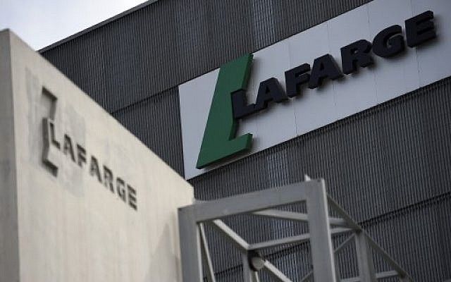 Une usine du cimentier Lafarge, accusée de financer des groupes jihadistes pour maintenir son activité en Syrie. (Crédit : AFP / FRANCK FIFE) Une usine du cimentier Lafarge, accusée de financer des groupes jihadistes pour maintenir son activité en Syrie. (Crédit : AFP / FRANCK FIFE)