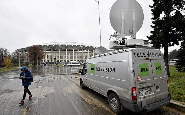 Photo pris le 11 novembre 2017 : un véhicule de radiodiffusion de la chaîne RT, devant un stade pendant un match Argentine-Russie, à Moscou. (Crédit : AFP / Kirill KUDRYAVTSEV)