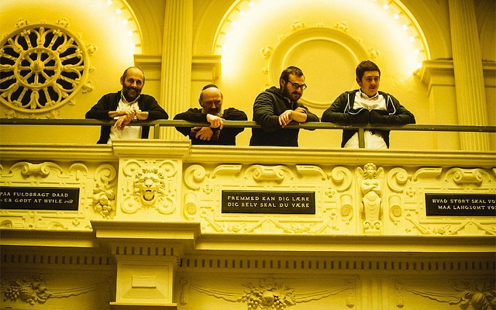 Des Juifs danois lors d'une cérémonie à Copenhague, le 25 décembre 2016 (Crédit : Habad de Copenhague via JTA) Des Juifs danois lors d'une cérémonie à Copenhague, le 25 décembre 2016 (Crédit : Habad de Copenhague via JTA)