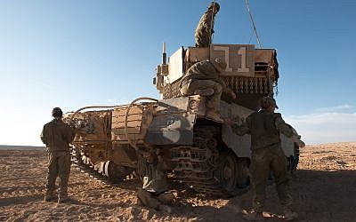 Un groupe de femmes soldats participe à un exercice d'entraînement dans le cadre de la formation des commandants de chars, sur une photographie non datée. (Armée israélienne)