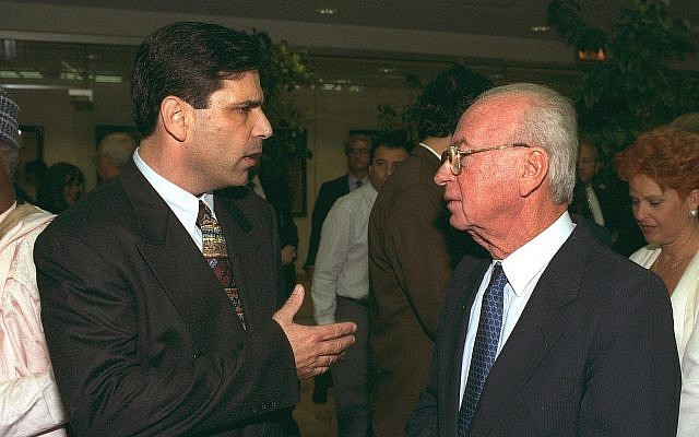 Gonen Segev, (à gauche), parle avec Yitzhak Rabin, alors Premier ministre, lors d'une conférence de presse (Crédit : Government Press Office)