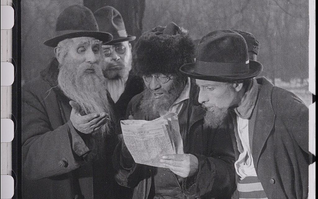 Des Juifs prennent connaissance de l'édit ou de l'expulsion de Vienne tiré du film restauré "City Without Jews" (Avec l'aimable autorisation de Film Archiv Austria).