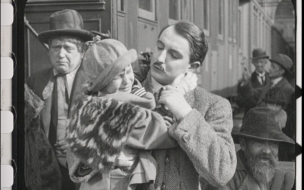 Une enfant pleure alors que son père juif se sépare d'elle dans le film restauré "City Without Jews" (Avec l'aimable autorisation de Film Archiv Austria).