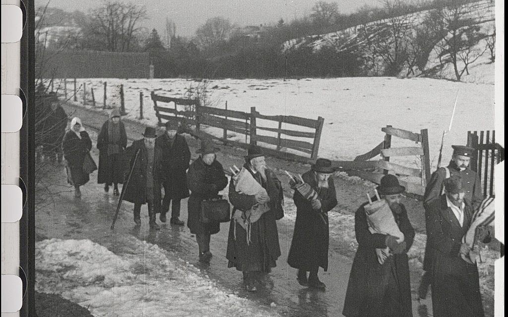 Des Juifs portent des rouleaux de la Torah alors qu'ils sont expulsés de leur ville dans le film restauré "City Without Jews"(Avec l'aimable autorisation de Film Archiv Austria).