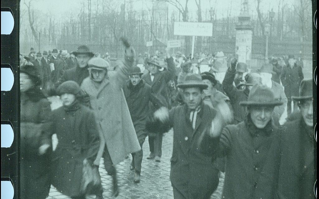 Des ouvriers autrichiens manifestent contre les Juifs dans une scène du film restauré "City Without Jews" (Avec l'aimable autorisation de Film Archiv Austria).