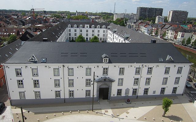 La Kazerne Dossin, en Belgique, transformée en camp de transit par les nazis. (Crédit : Wasily/Wikimedia Commons)