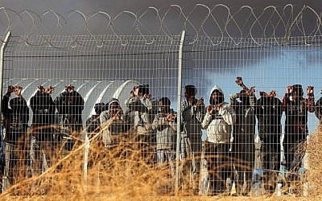 Des migrants africains manifestent devant le centre de détention Holot dans le désert du Néguev, dans le sud d'Israël, le 17 février 2014. (Flash90)