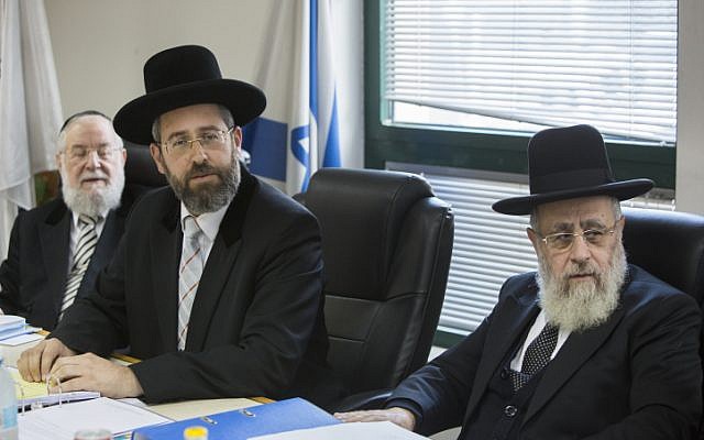 Le grand rabbin ashkénaze David Lau (au centre) et le grand rabbin sépharade Yitzhak Yosef (à droite) assistent à une réunion du Conseil du Rabbinat à Jérusalem en novembre 2014. (Yonatan Sindel/Flash90) Le grand rabbin ashkénaze David Lau (au centre) et le grand rabbin sépharade Yitzhak Yosef (à droite) assistent à une réunion du Conseil du Rabbinat à Jérusalem en novembre 2014. (Yonatan Sindel/Flash90)
