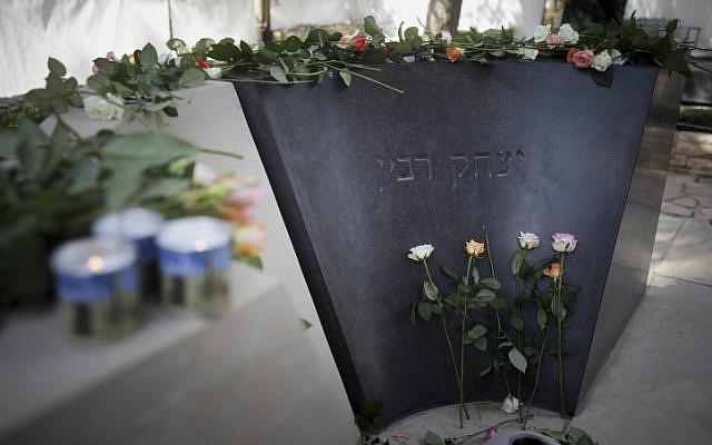 Des fleurs ont été déposées sur la tombe du Premier ministre Yitzhak Rabin lors d'une cérémonie commémorative marquant les 21 ans de son assassinat, tenue au cimetière du Mont Herzl à Jérusalem le 4 novembre 2016. (Yonatan Sindel/Flash90) Des fleurs ont été déposées sur la tombe du Premier ministre Yitzhak Rabin lors d'une cérémonie commémorative marquant les 21 ans de son assassinat, tenue au cimetière du Mont Herzl à Jérusalem le 4 novembre 2016. (Yonatan Sindel/Flash90)