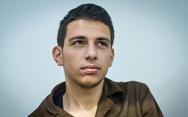 Amar Agbar, accusé d'une attaque au couteau qui avait fait quatre blessés à Tel Aviv, au tribunal de Tel Aviv, le 18 mai 2017 (Crédit : Flash90)