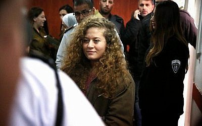 Ahed Tamimi arrive pour le début de son procès devant le tribunal militaire israélien à la prison militaire d'Ofer, dans le village de Betunia, en Cisjordanie, le 13 février 2018. (Flash90)