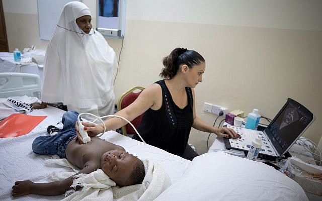 Une spécialiste en échographie du Wolfson Medical Center en Israël, examine le cœur d'un enfant à la clinique Save a Child's Heart à Zanzibar, le 5 mars 2018. (Nati Shohat/FLASH9) Une spécialiste en échographie du Wolfson Medical Center en Israël, examine le cœur d'un enfant à la clinique Save a Child's Heart à Zanzibar, le 5 mars 2018. (Nati Shohat/FLASH9)