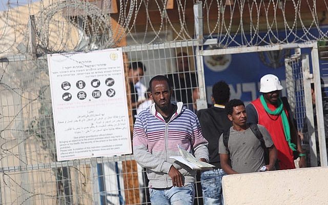 Des demandeurs d'asile africains quittent la prison de Saharonim dans le sud d'Israël où ils avaient été emprisonnés en raison de leur refus de quitter le pays, le 15 avril 2018. (Hadas Parush/Flash90)