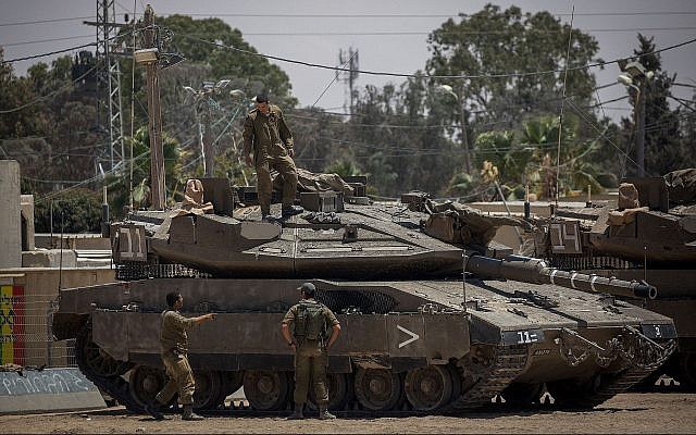 Les soldats de l'armée israélienne près d'un tank sur une base militaire près de la frontière avec Gaza, le 30 mai 2018 (Crédit : Yonatan Sindel/Flash90) Les soldats de l'armée israélienne près d'un tank sur une base militaire près de la frontière avec Gaza, le 30 mai 2018 (Crédit : Yonatan Sindel/Flash90)