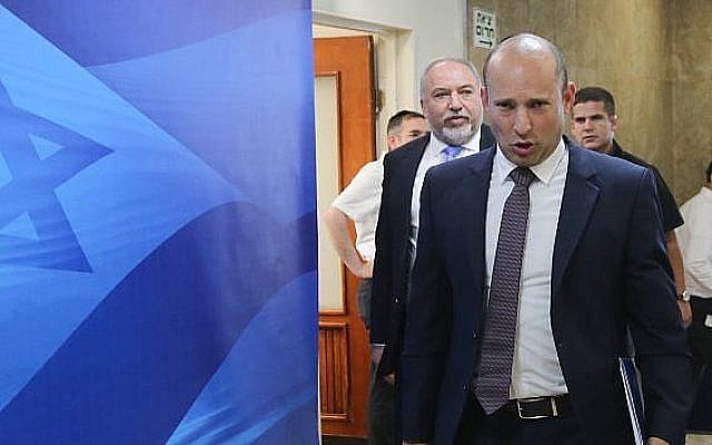 Le ministre de l'Education Naftali Bennett arrive à la réunion hebdomadaire de cabinet au bureau du Premier ministre de Jérusalem, le 3 juin 2018 (Crédit : Marc Israel Sellem/POOL/Flash90) Le ministre de l'Education Naftali Bennett arrive à la réunion hebdomadaire de cabinet au bureau du Premier ministre de Jérusalem, le 3 juin 2018 (Crédit : Marc Israel Sellem/POOL/Flash90)
