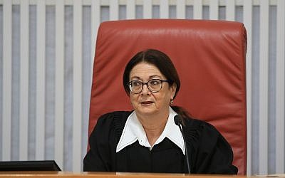La magistrate et présidente de la cour suprême Esther Hayut lors d'une audience sur la loi de régulation à la Cour suprême de Jérusalem, le 3 juin 2018 (Crédit : Yonatan Sindel/Flash90)