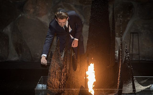 Le Chancelier Sebastian Kurz dépose une gerbe au Hall du Souvenir au mémorial de Yad Vashem, durant une visite officielle, le 10 juin 2018. (Crédit : Hadas Parush/Flash90) Le Chancelier Sebastian Kurz dépose une gerbe au Hall du Souvenir au mémorial de Yad Vashem, durant une visite officielle, le 10 juin 2018. (Crédit : Hadas Parush/Flash90)