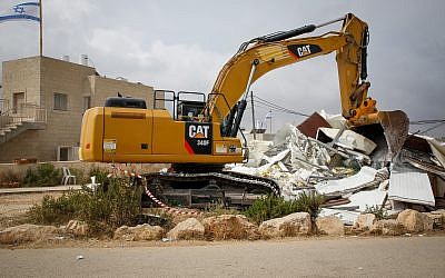 Un bulldozer détruit une maison de l'avant-poste de Netiv Haavot, le 13 juin 2018. (Crédit : Gershon Elinson/Flash90)