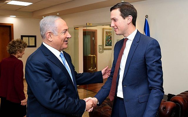 Le conseiller et gendre du président Trump Jared Kushner, (à droite), et le Premier ministre Benjamin Netanyahu au bureau du Premier ministre, le 22 juin 2018. (Crédit : Matty Stern/US Embassy Jerusalem/Flash90) Le conseiller et gendre du président Trump Jared Kushner, (à droite), et le Premier ministre Benjamin Netanyahu au bureau du Premier ministre, le 22 juin 2018. (Crédit : Matty Stern/US Embassy Jerusalem/Flash90)