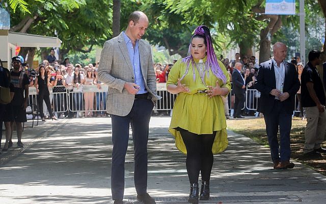 Le prince William, duc de Cambridge, avec la gagnante de l'Eurovision 2018, Netta Barzilai, sur Rothschild Boulevard à Tel Aviv le 27 juin 2018. (Crédit : Marc Israel Sellem/pool/via Flash90)
