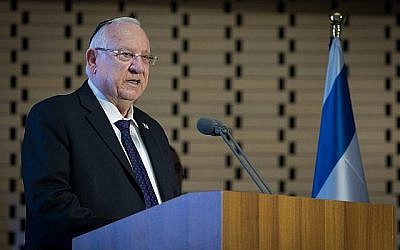 Le Président Reuven Rivlin s'exprime lors d'une cérémonie marquant le 12e anniversaire de la Seconde Guerre du Liban dans la salle du mémorial des soldats tombés au combat sur le mont Herzl à Jérusalem, le 28 juin 2018. (Yonatan Sindel/Flash90)