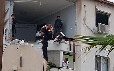 Les enquêteurs examinent la scène après une explosion de gaz dans la ville de Sderot, dans le sud du pays, le 8 juin 2018. (Avec l'aimable autorisation du Magen David Adom)