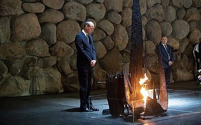 Le Prince William se recueille au Temple du Souvenir au musée commémoratif de la Shoah à Yad Vashem à Jérusalem le 26 juin 2018. (Crédit : Ben Kelmer)