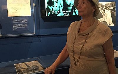 Elina Landau devant le dessin de son frère à l'ouverture de la nouvelle exposition de Yad Vashem (Crédit : Tracy Frydberg)