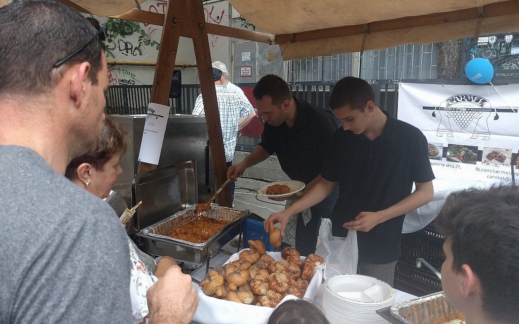 Le festival de rue Judafest à Budapest, le 10 juin 2018. (Yaakov Schwartz/ Times of Israel)
