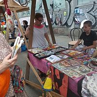 Un stand au festival de rue Judafest à Budapest, le 10 juin 2018. (Yaakov Schwartz/ Times of Israel)