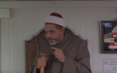 L'Imam Mohamed Tatai fait un sermon à la Grande Mosquée de Toulouse, France, le 15 décembre 2017. (Capture d'écran : YouTube)