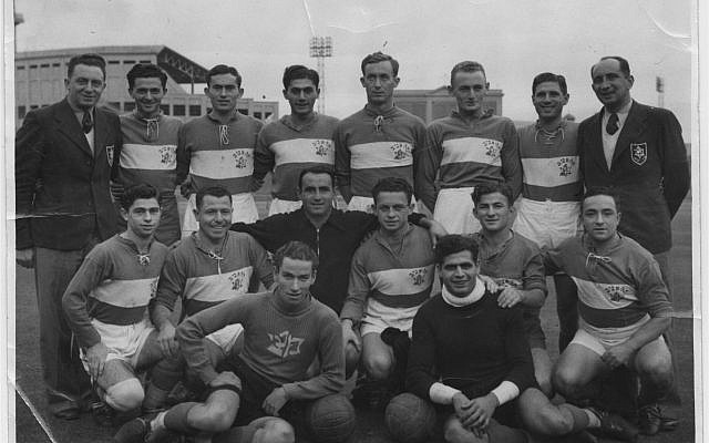 L'équipe du Maccabi Tel Aviv en Australie, en 1939 (Crédit : CC BY-SA Avi Ginzburg, Wikimedia Commons)